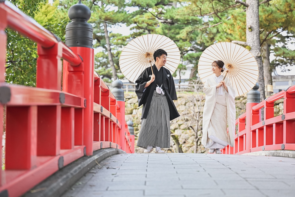 岡崎城の廊下橋を渡る和装姿のカップルの写真