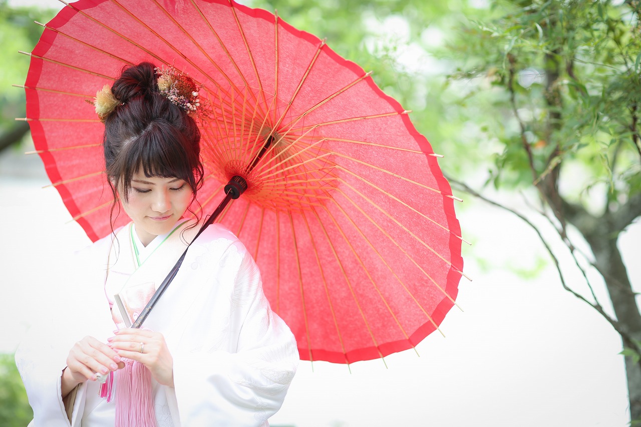九華公園の美しい庭園を背景に白無垢を纏い凛と立つ花嫁の和装前撮り写真