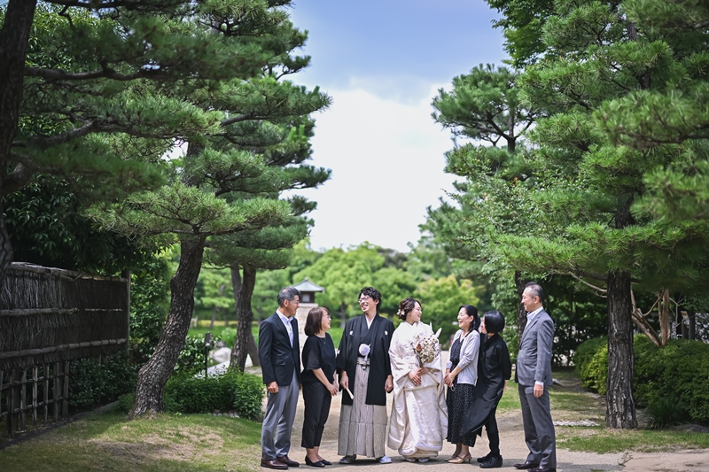家族と一緒に写る和装の記念写真