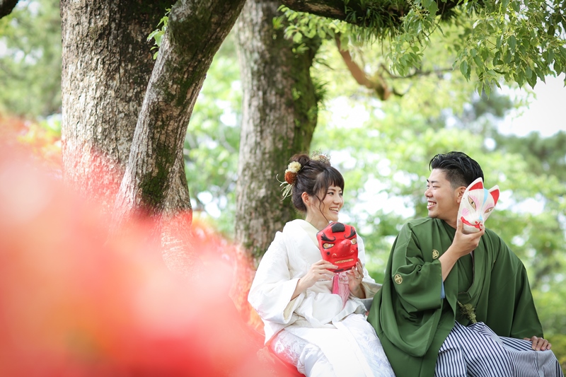 九華公園の広場と芝生エリアで衣装全体を引きで撮影した和装カップルの前撮り写真