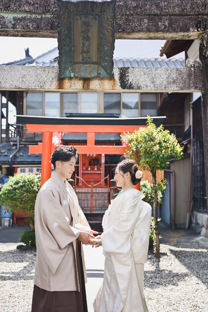 郡上八幡城を遠景に和装姿で見つめ合うカップル