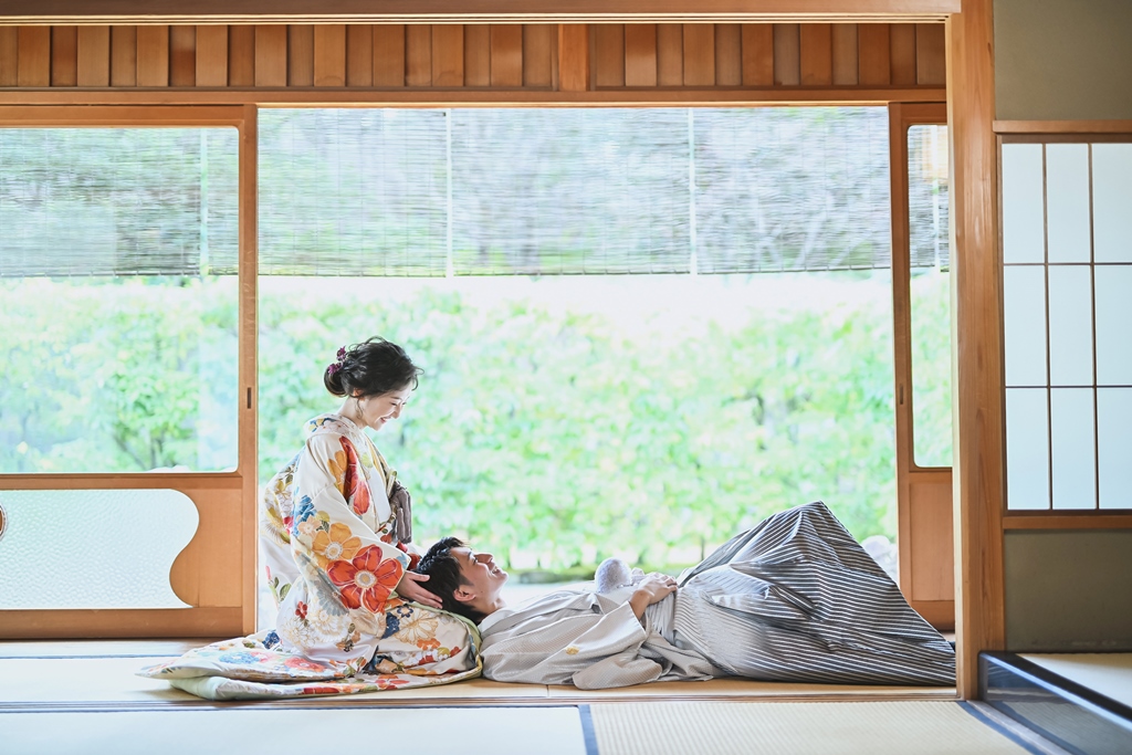 お茶室の障子から差し込む光の中で和装姿の花嫁が座る前撮り写真