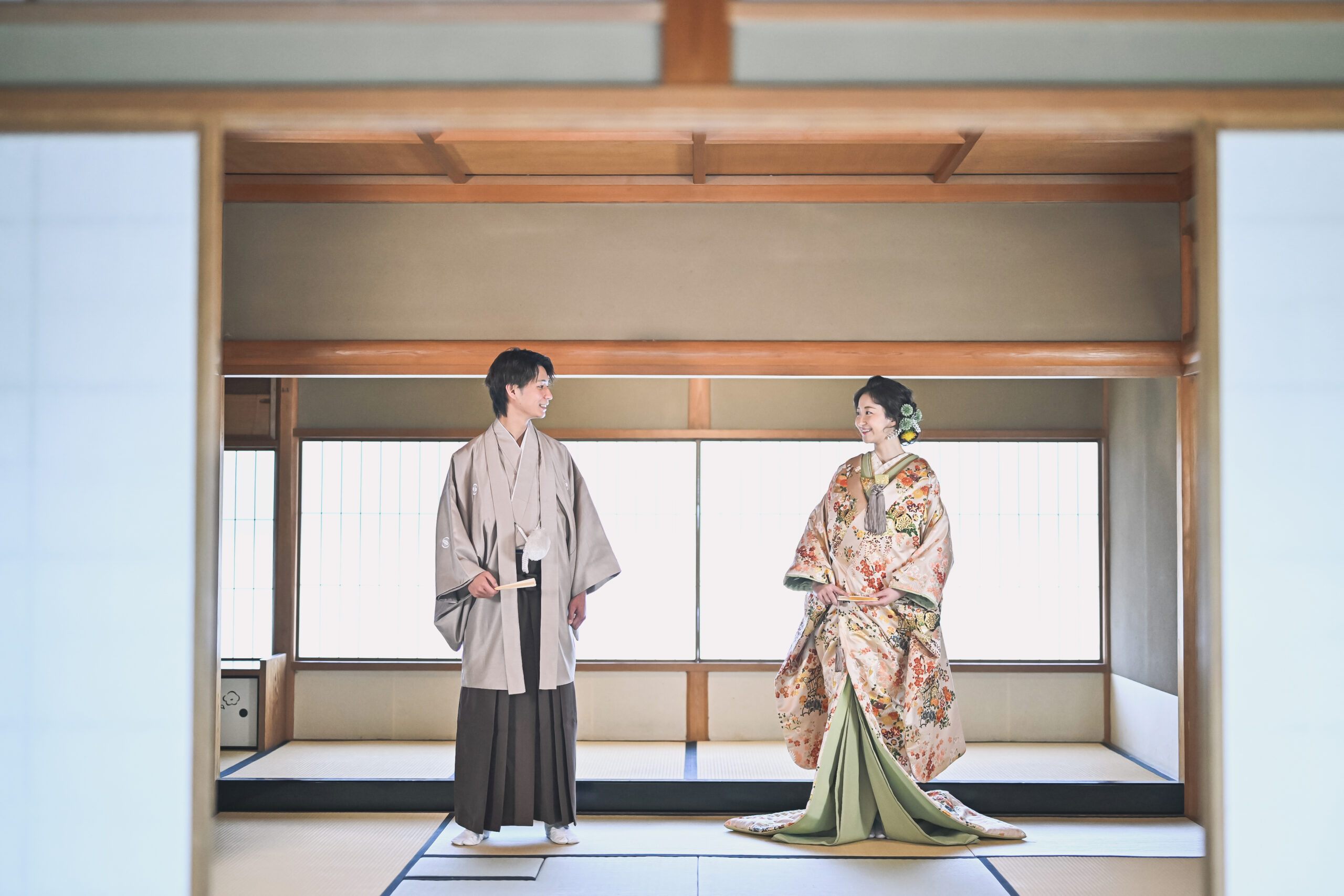くすみカラーの色打掛と小物を合わせたコーディネート写真
