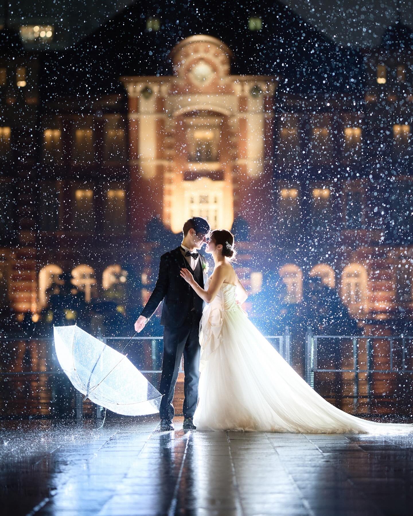 雨上がりの水たまりに映り込む花嫁のウェディングドレス姿