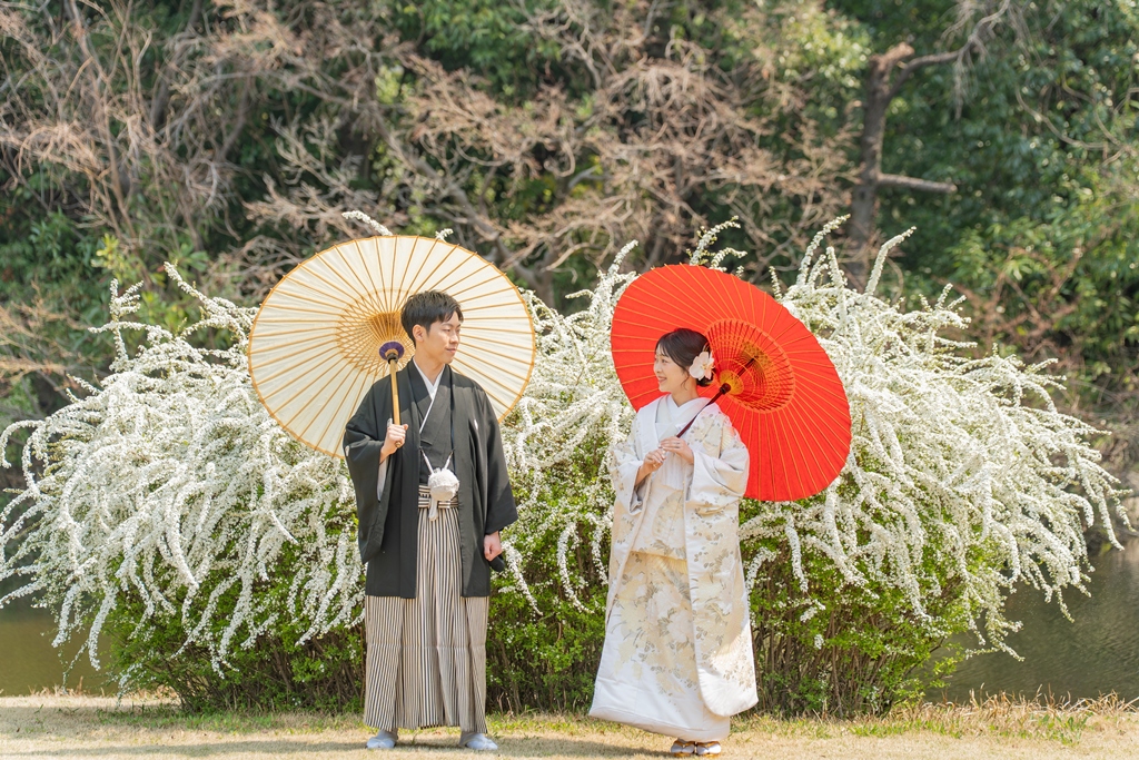 白鳥庭園の橋の上で並ぶ和装カップル