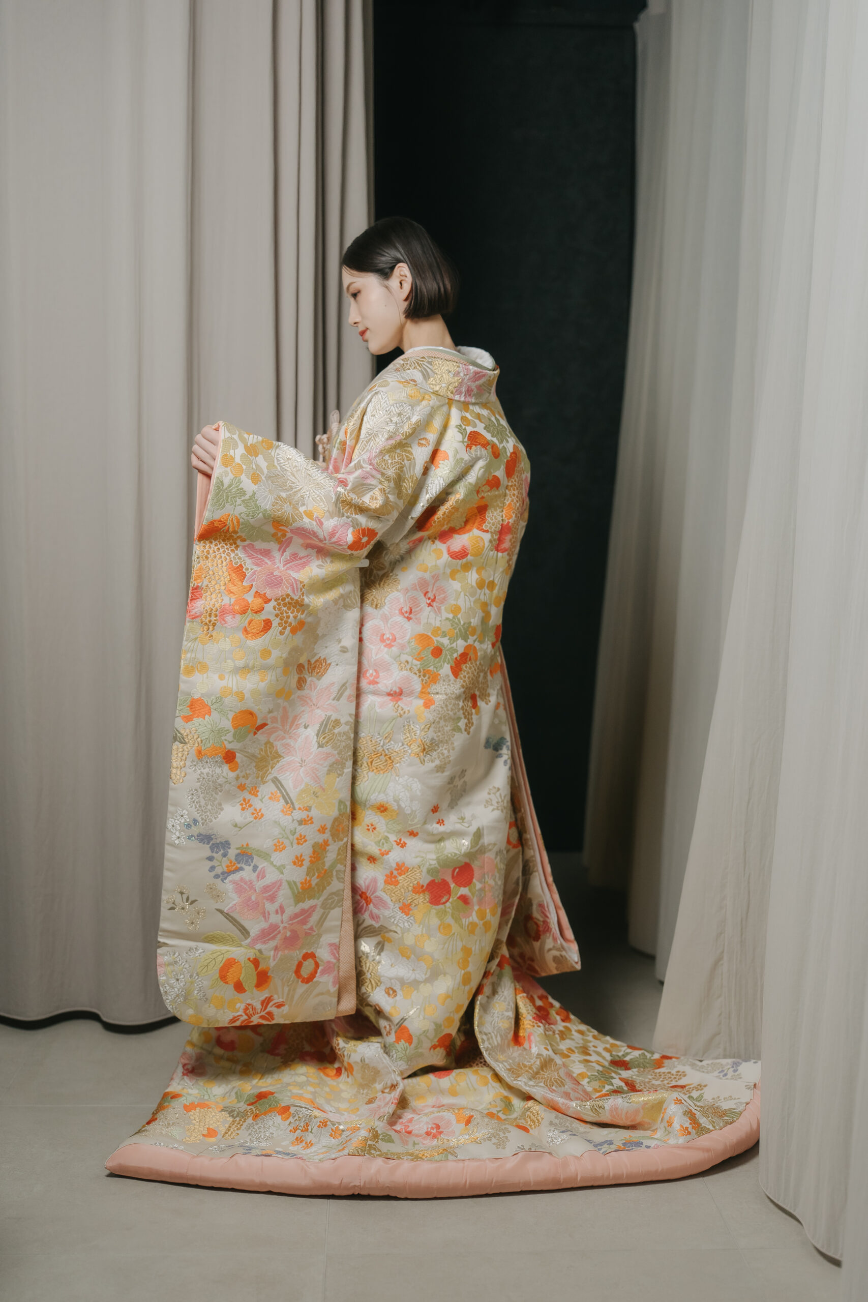 淡いくすみピンクの色打掛を着た花嫁の全身写真