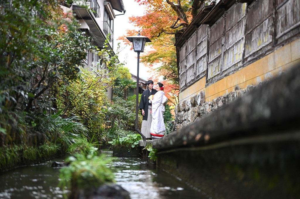 郡上八幡の宗祇水周辺の清流を背景にした和装カップル