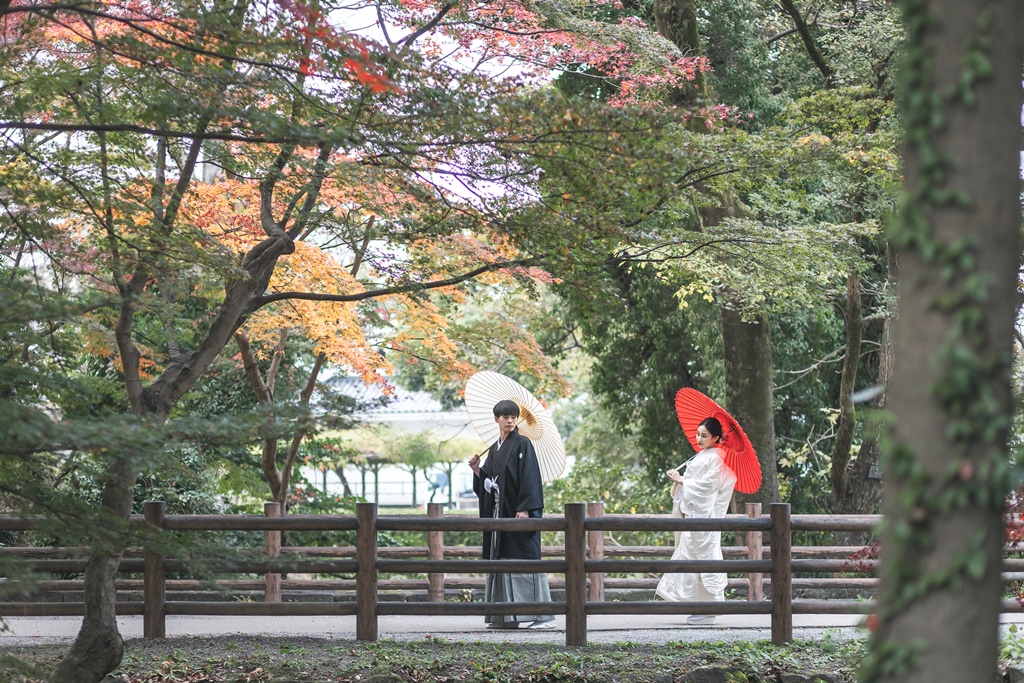 岡崎城の天守閣を背景に和装姿で並ぶカップルの全景写真