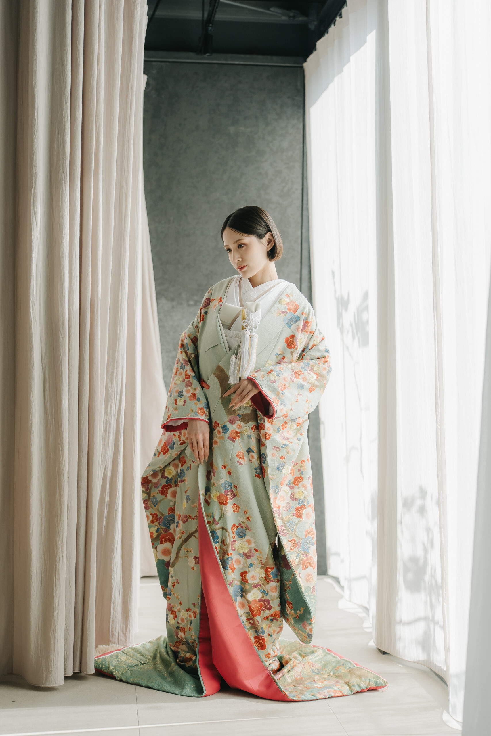 淡いくすみラベンダーの色打掛の刺繍アップ写真