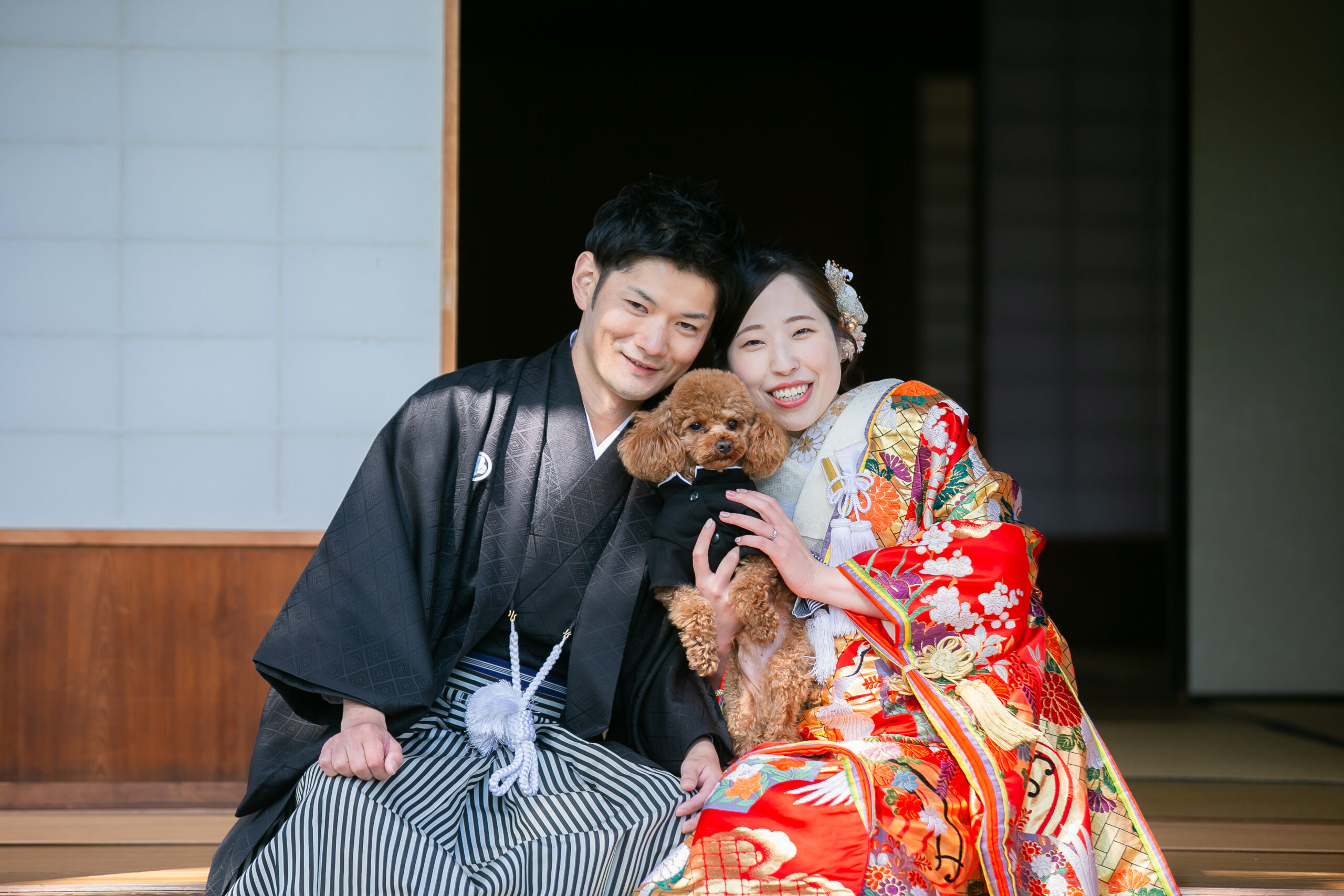 緑豊かなロケーションでペットと撮影するメイン写真