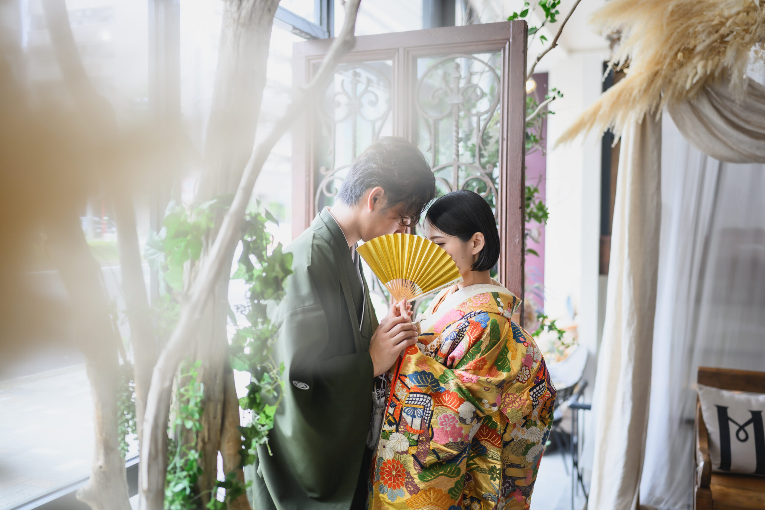 山吹色の色打掛に施された松葉と菊柄のアップ写真
