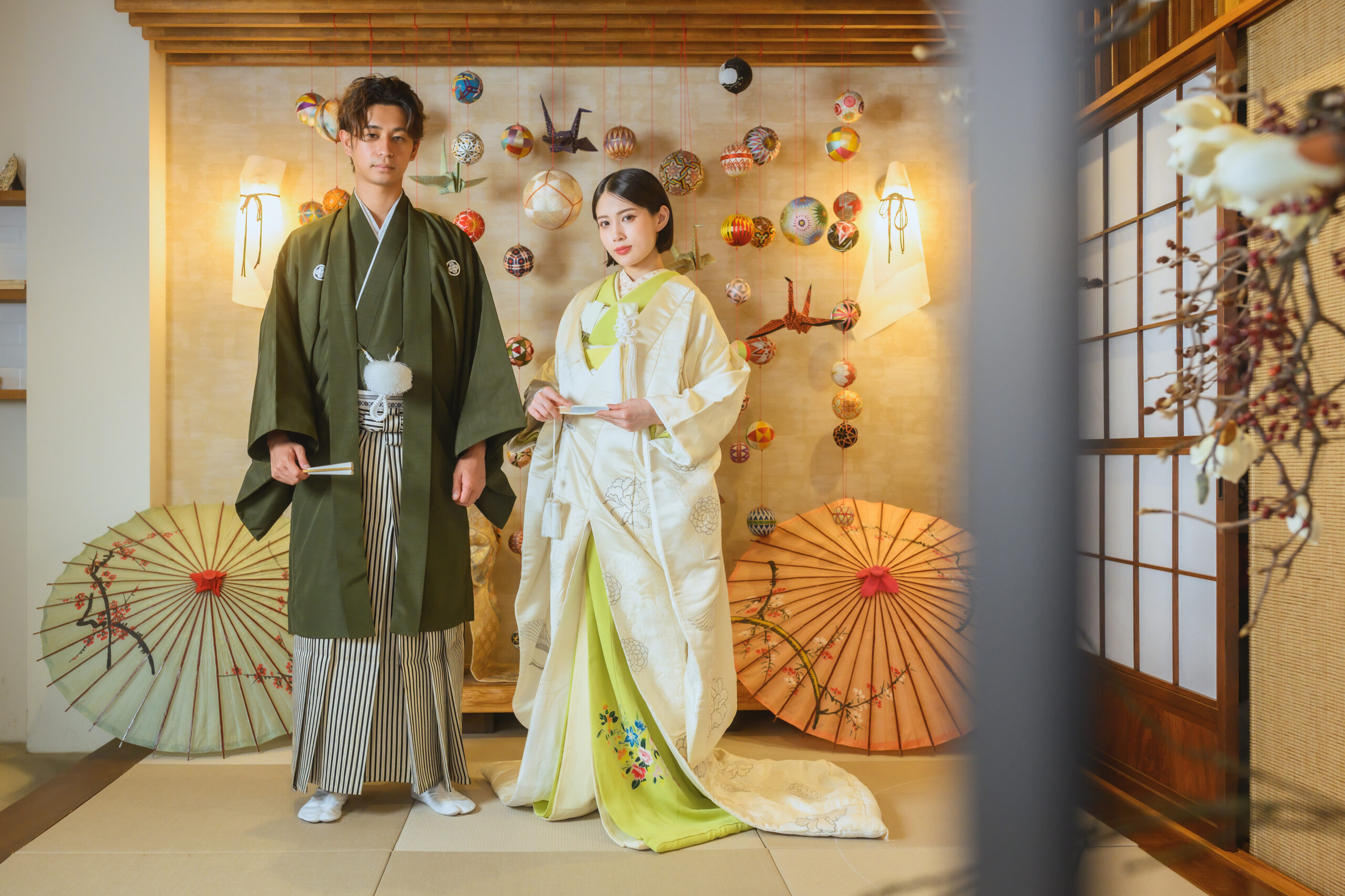 白無垢の生地に織り込まれた花菱地紋のディテール写真