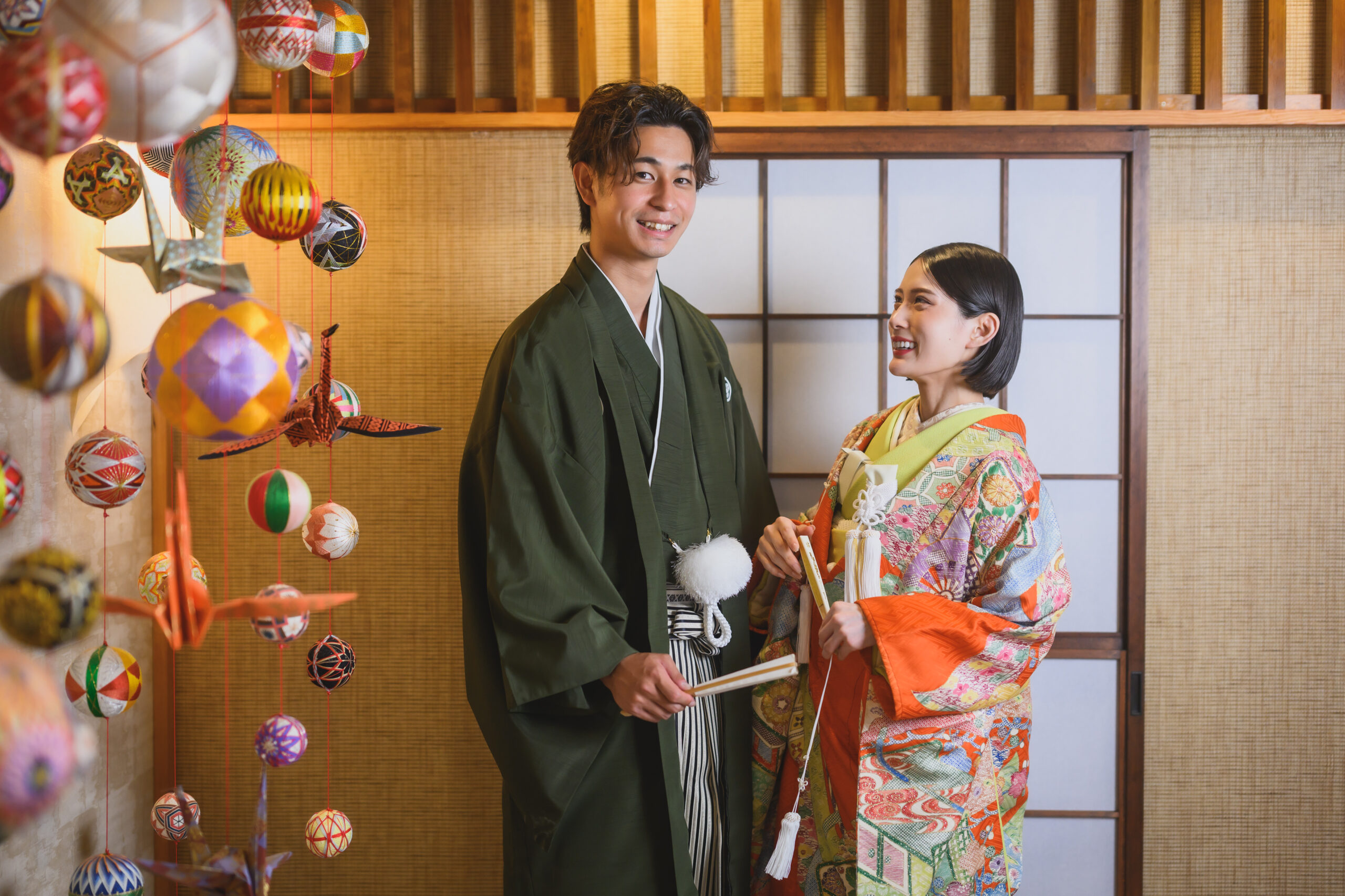 色打掛と手毬や折り鶴などの和小物を合わせたディテール写真