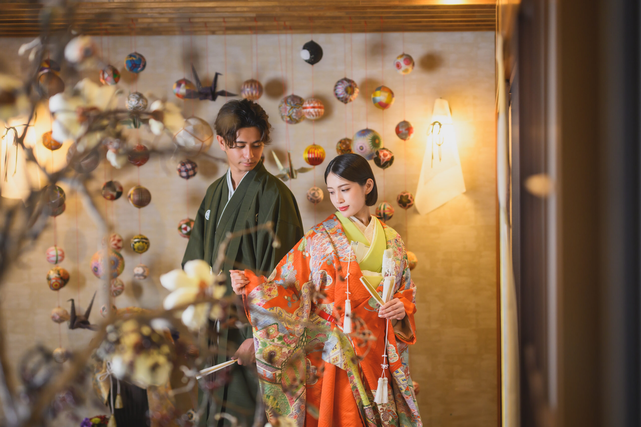 こだわりのウェディングドレスを着て満足そうに微笑む花嫁の前撮り写真