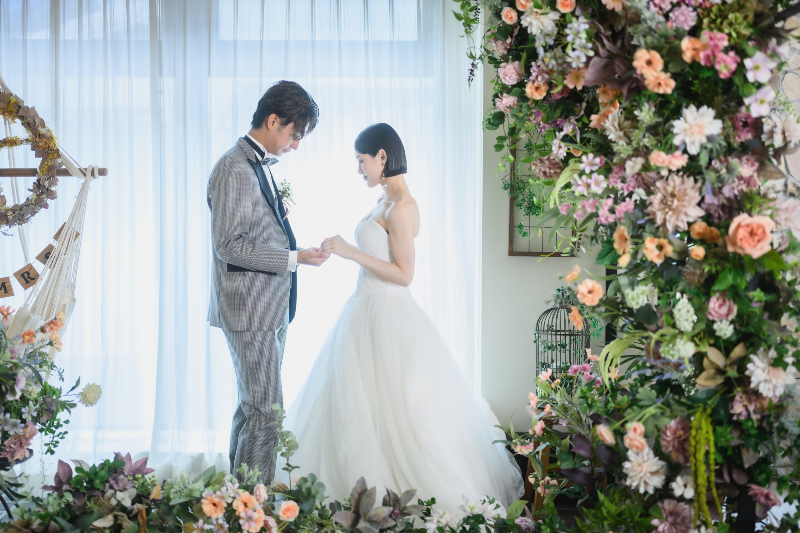 The Skyのインナーガーデン。大きな窓から自然光が差し込み新設フラワーウォールが華やかな撮影スポット