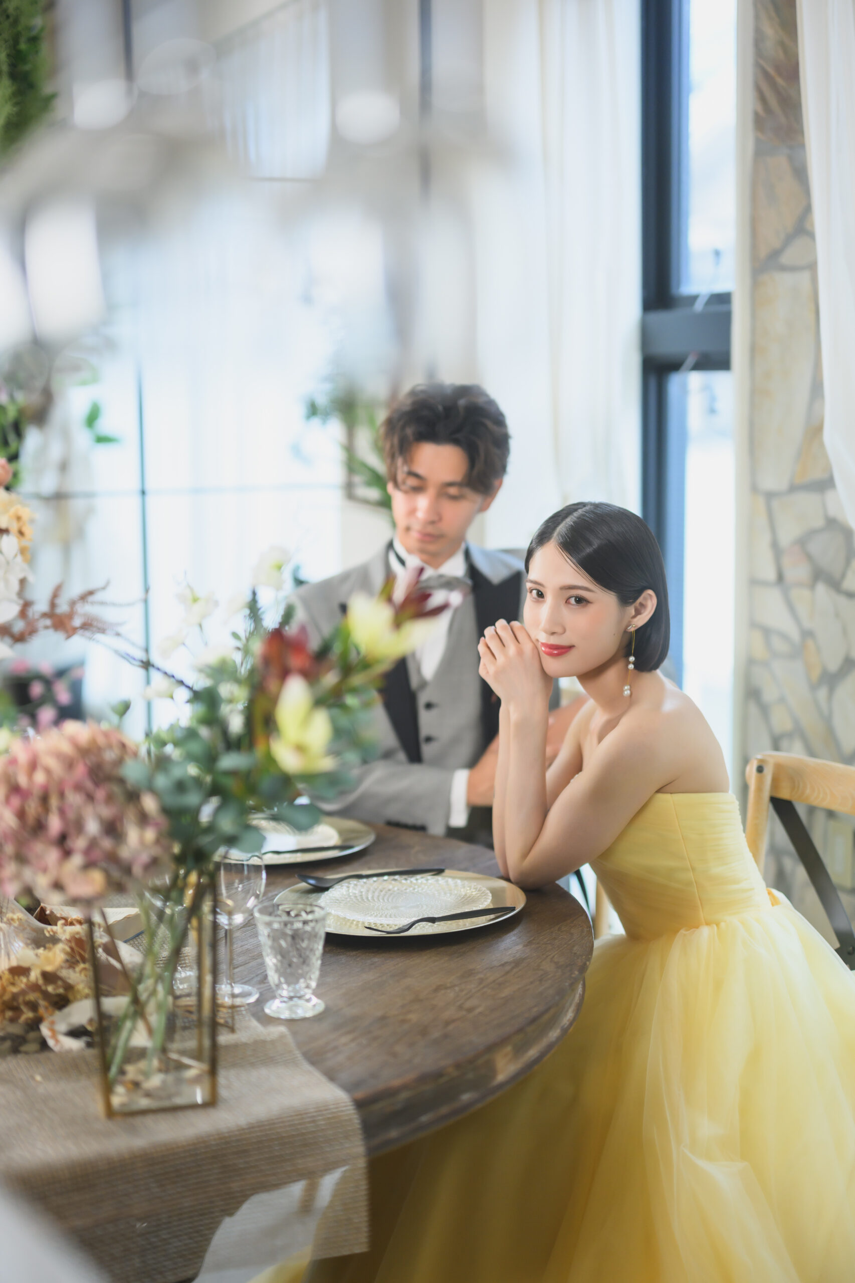 THE SKY WEDDINGのスタジオでウェディングドレスを着て撮影するカップル