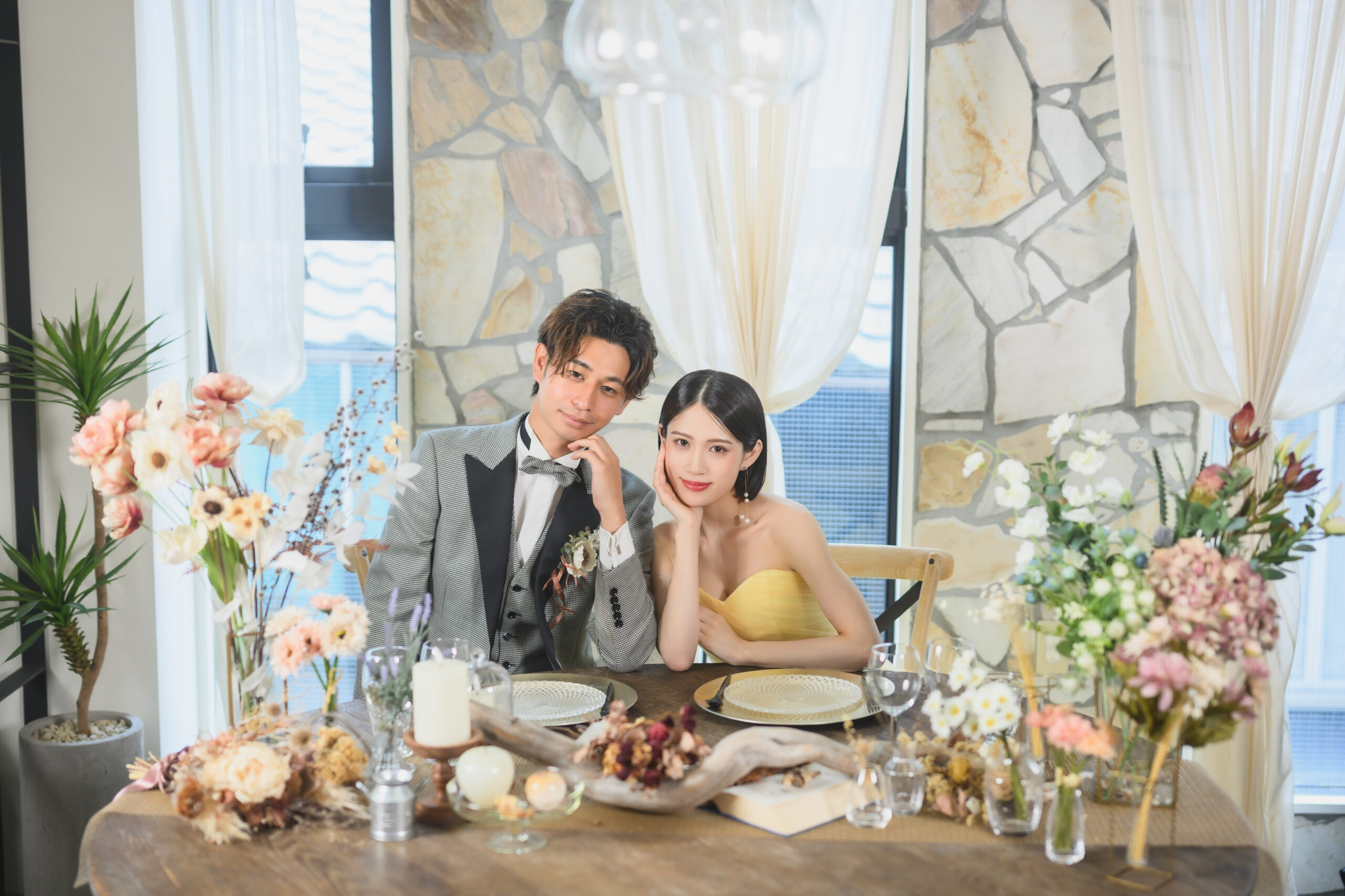 スタジオで撮影した和装姿の新郎新婦
