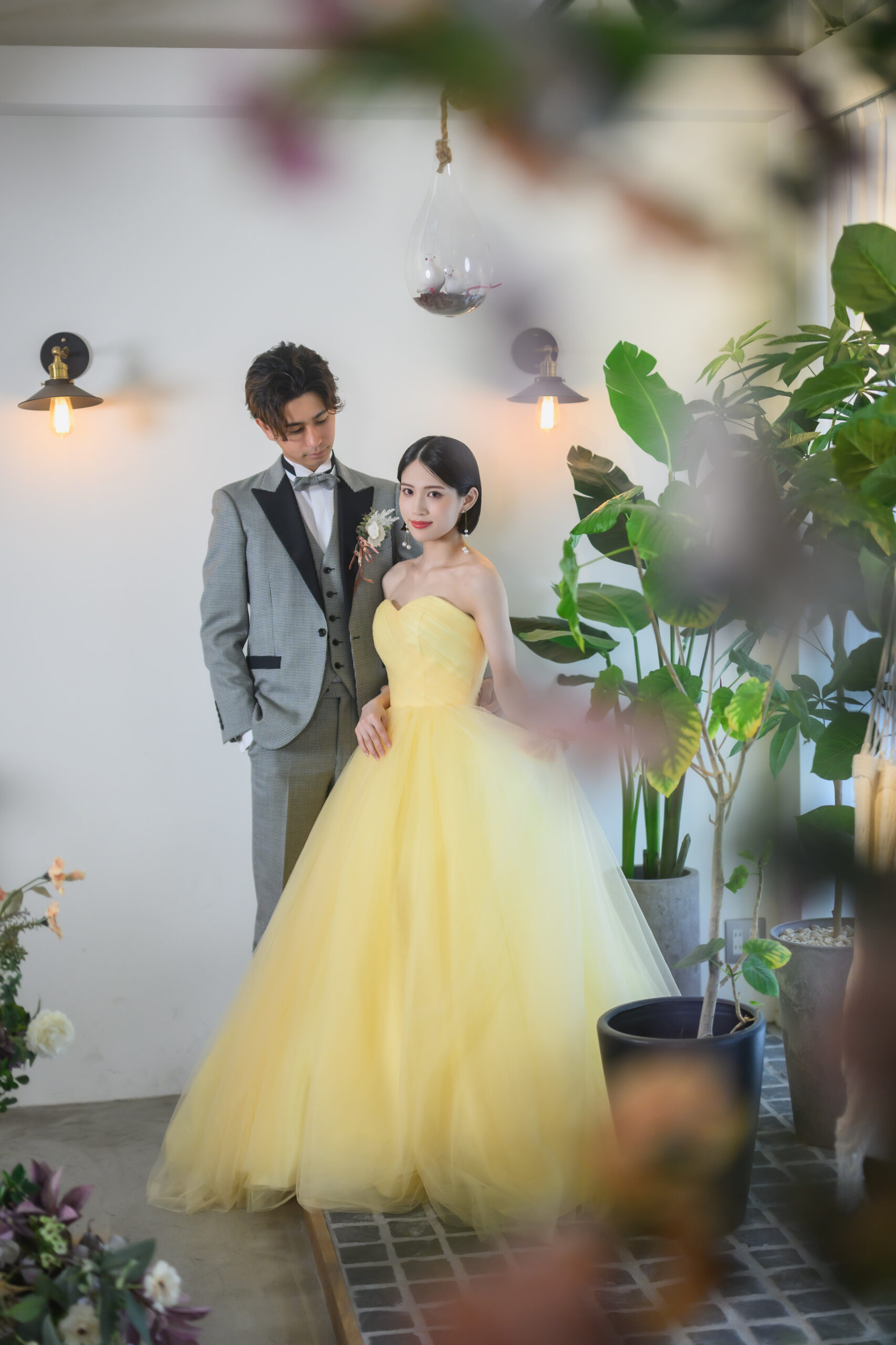 THE SKY WEDDINGのスタジオで笑顔で撮影する洋装カップル