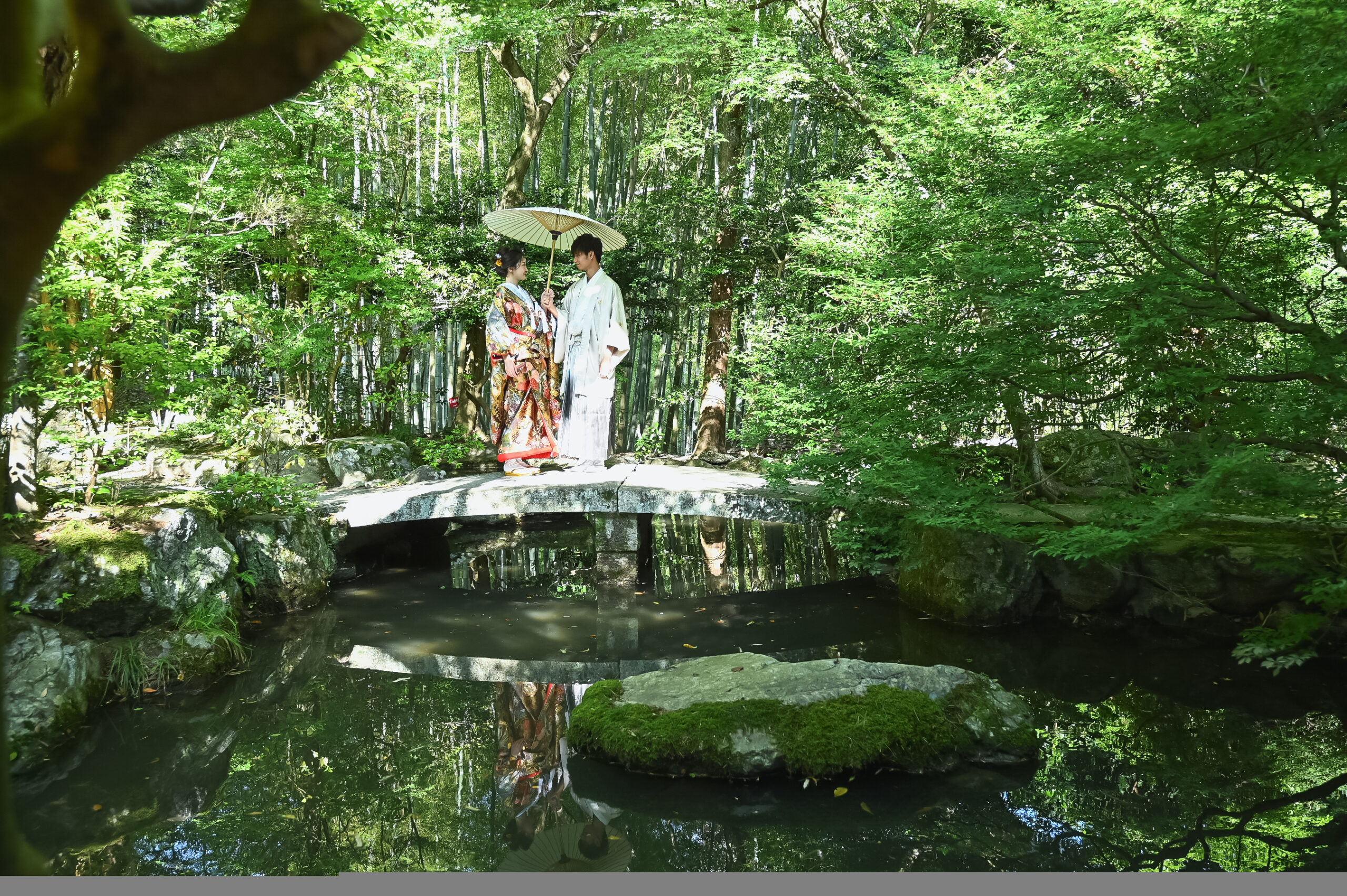 京都・毘沙門堂の鮮やかな紅葉を背景に和装で撮影するカップルのフォトウェディング写真