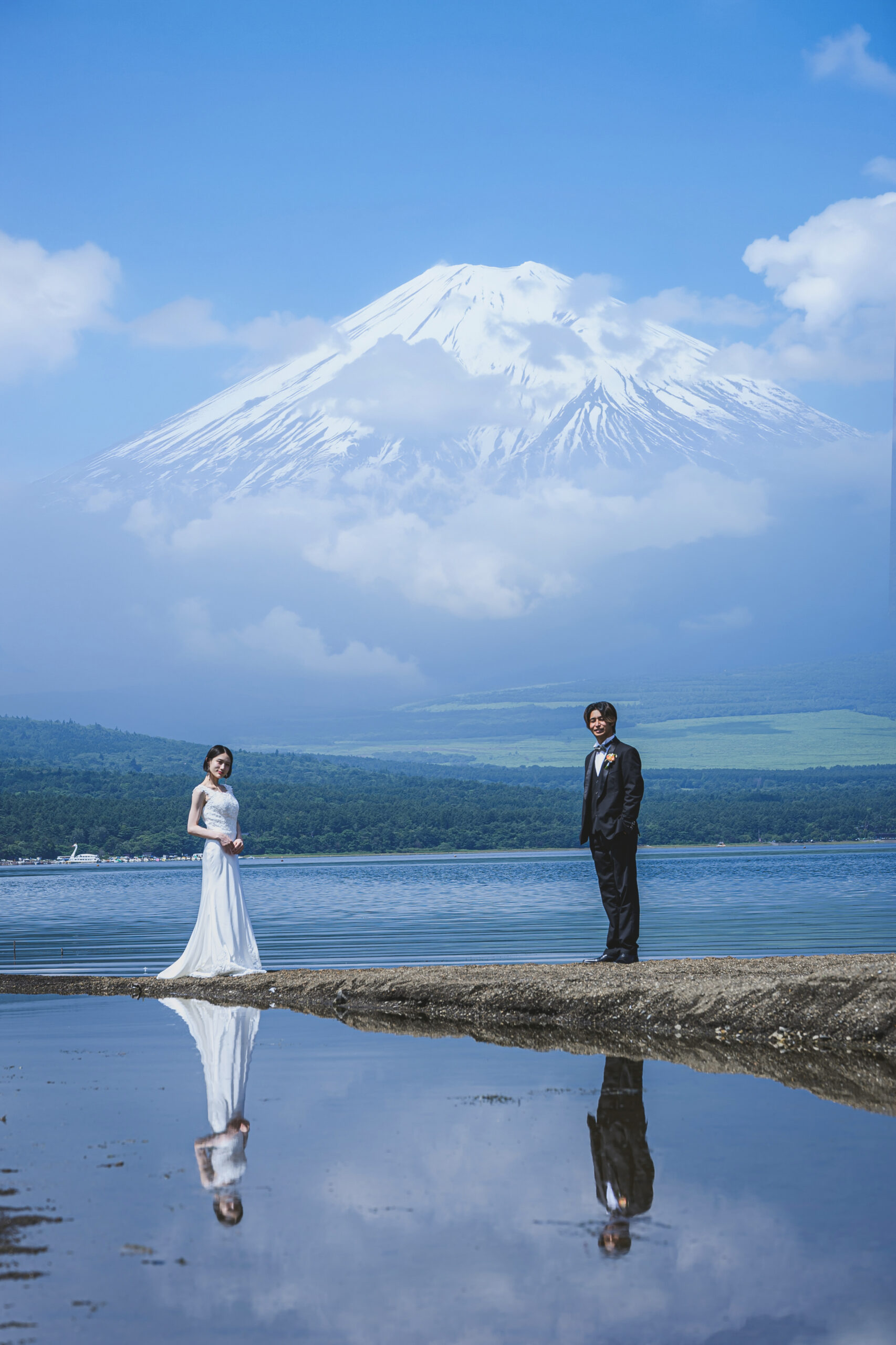 富士山を背景に寄り添う新郎新婦の前撮り写真