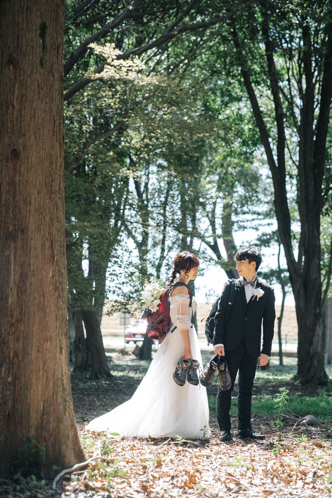 趣味のアイテムと一緒に撮影する新郎新婦の写真