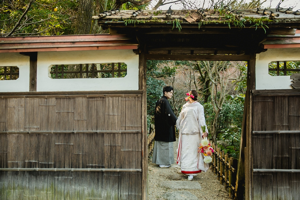 屋外ロケーションフォトでの華やかな花嫁ヘアメイク