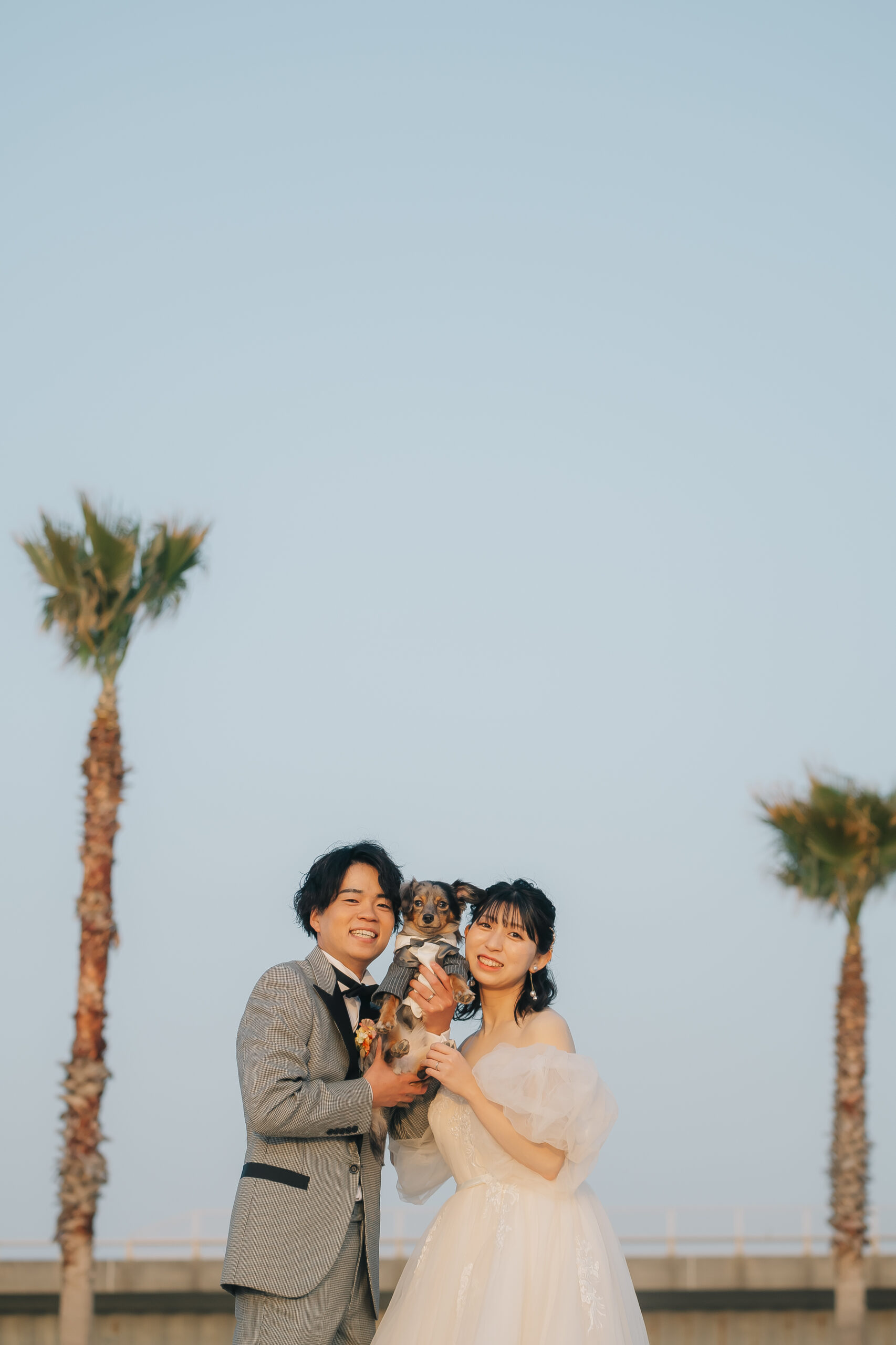 ご家族やペットと一緒に撮影する新郎新婦