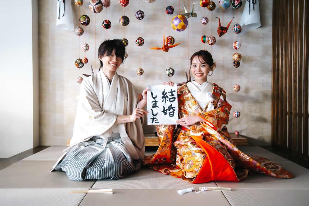 紙吹雪が舞う中で微笑む新婦の写真
