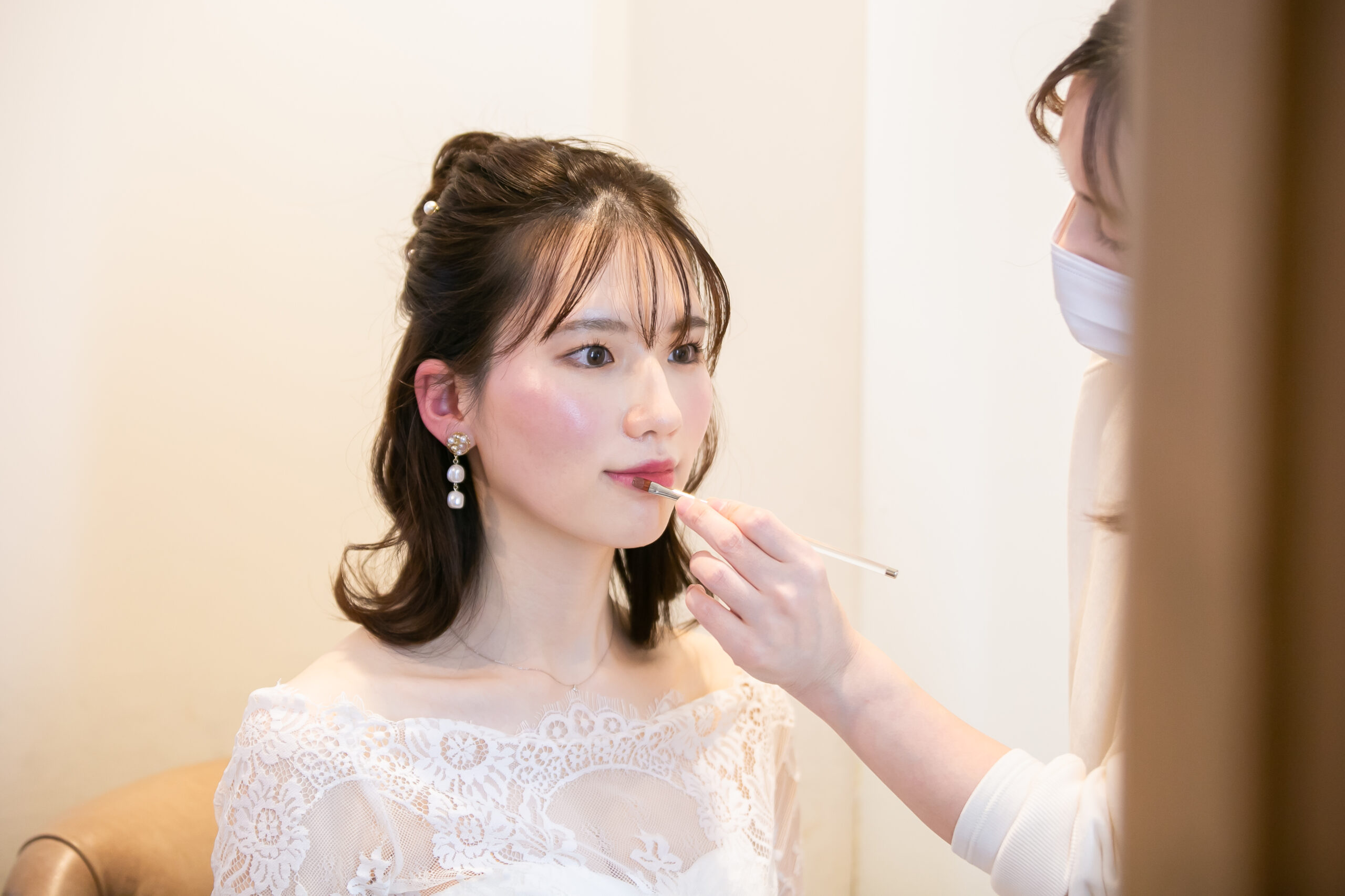 リボンとチュールを使ったガーリーなヘアアレンジ
