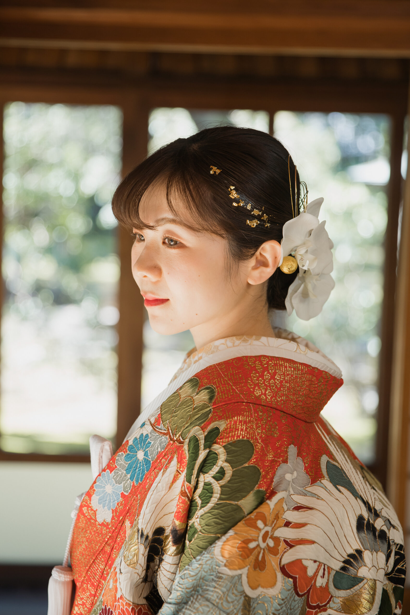 ゴールドのヘアジュエリーを編み込んだディテール