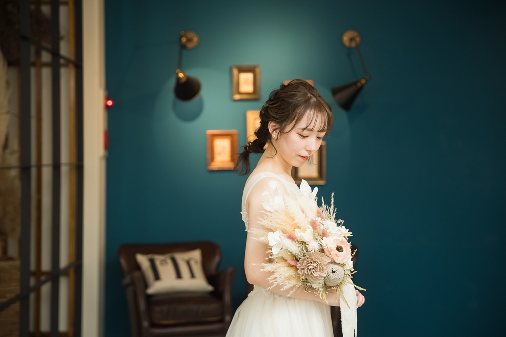 生花をあしらったヘアアクセサリーのディテール