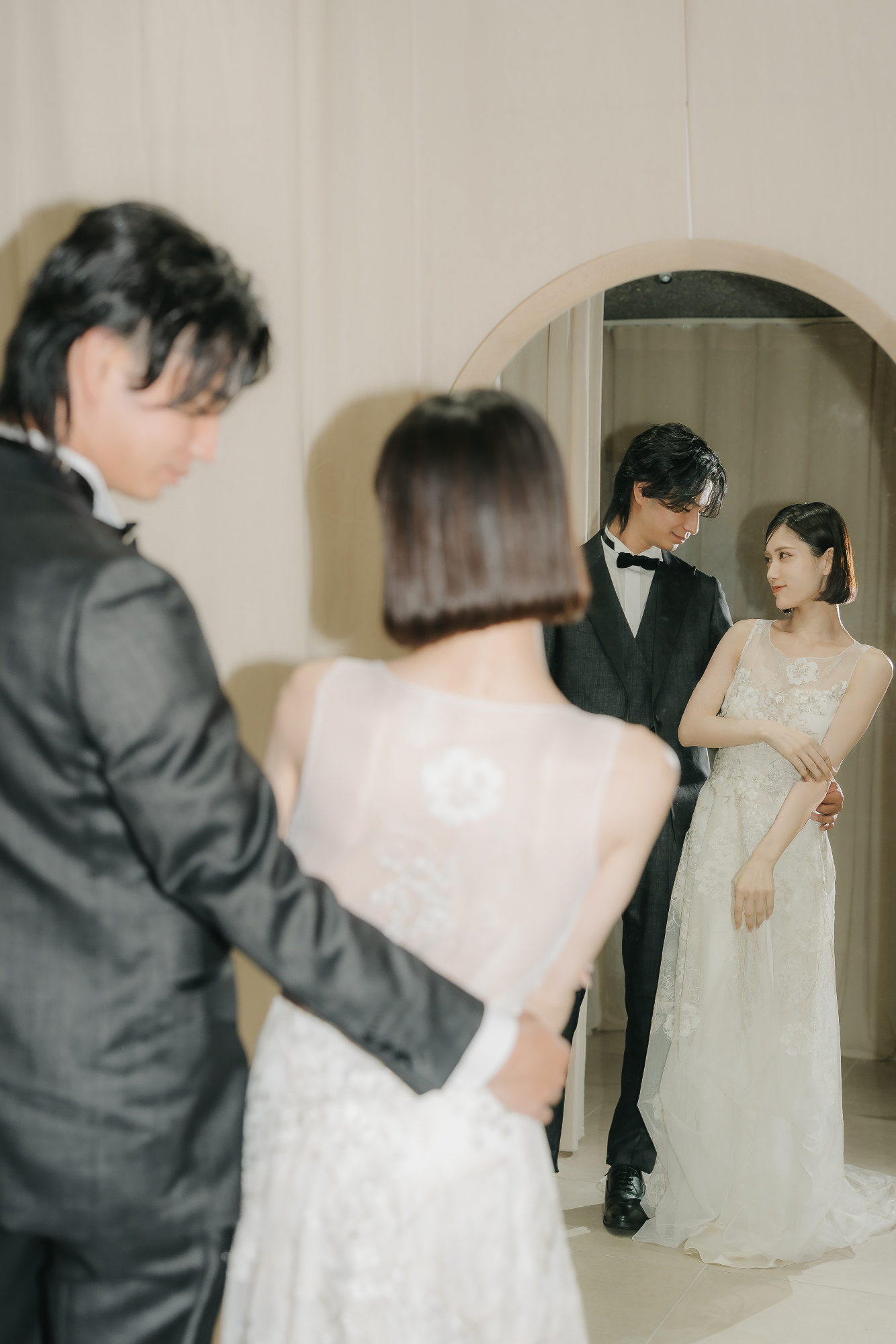 鏡の前で笑顔の練習をする女性