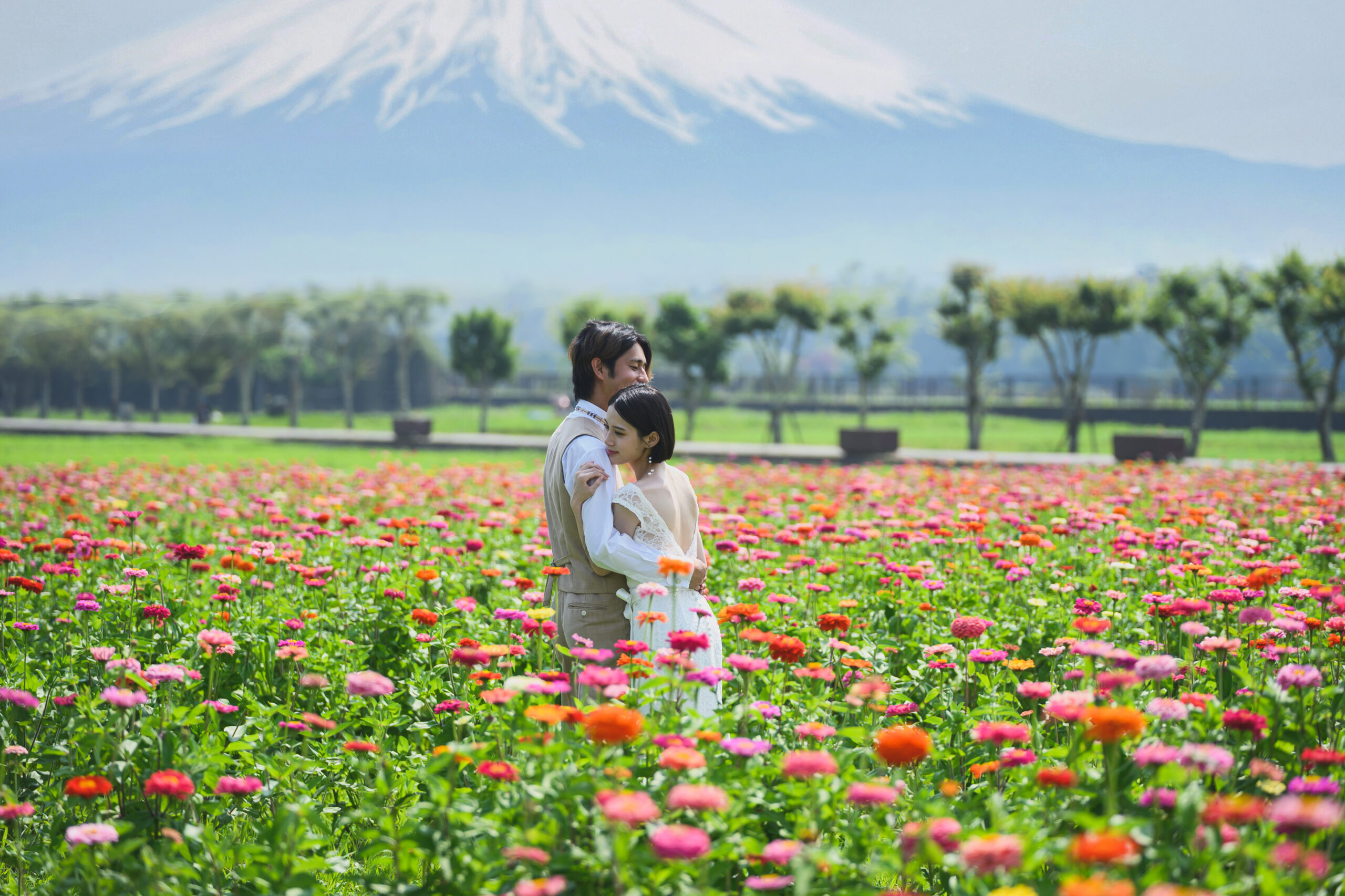 桜が満開のロケーションで前撮りをするカップル