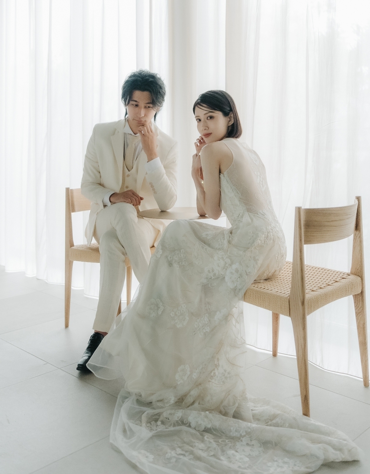 会話をしながら自然に笑い合う新郎新婦