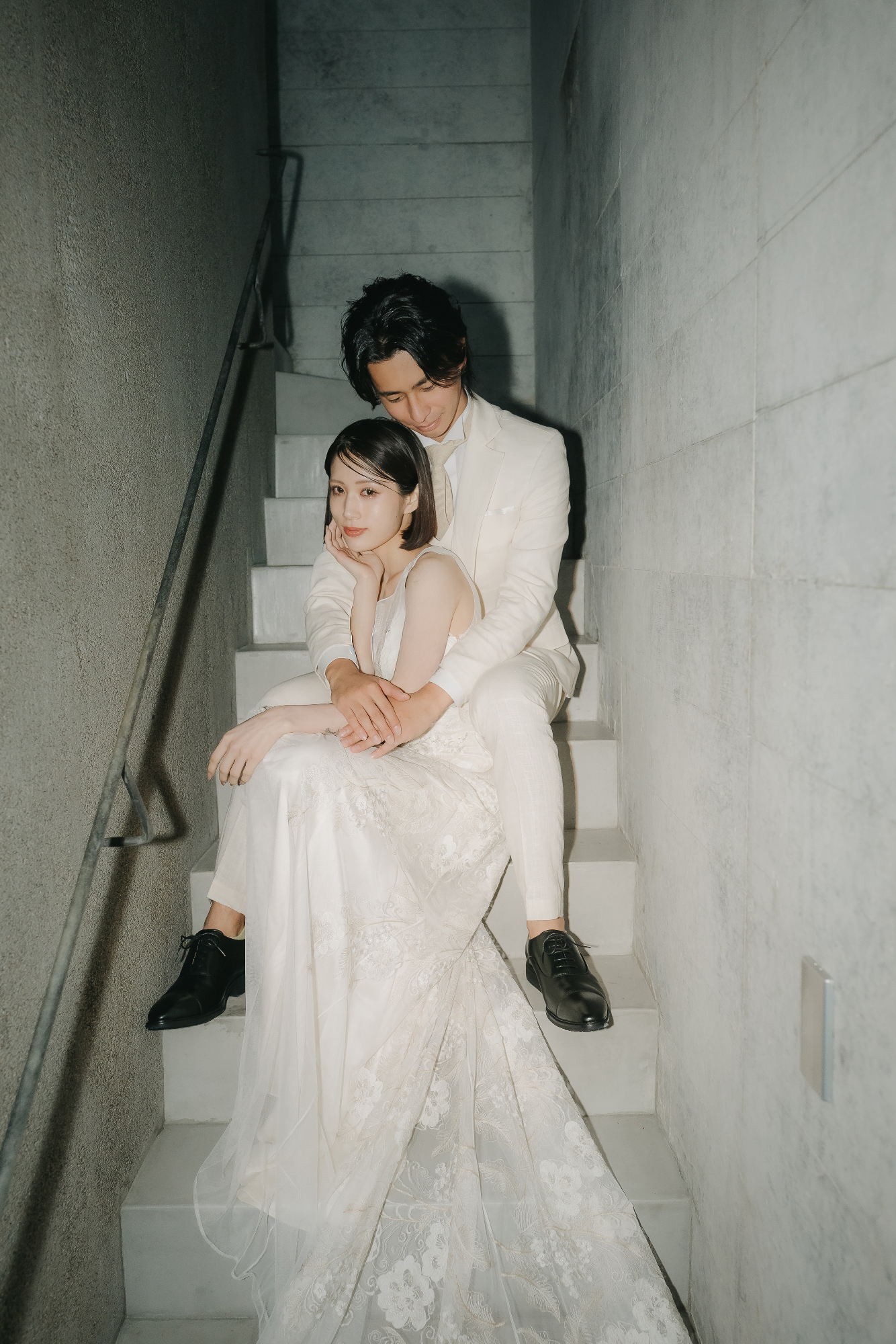 斜めに構えて微笑む新郎新婦