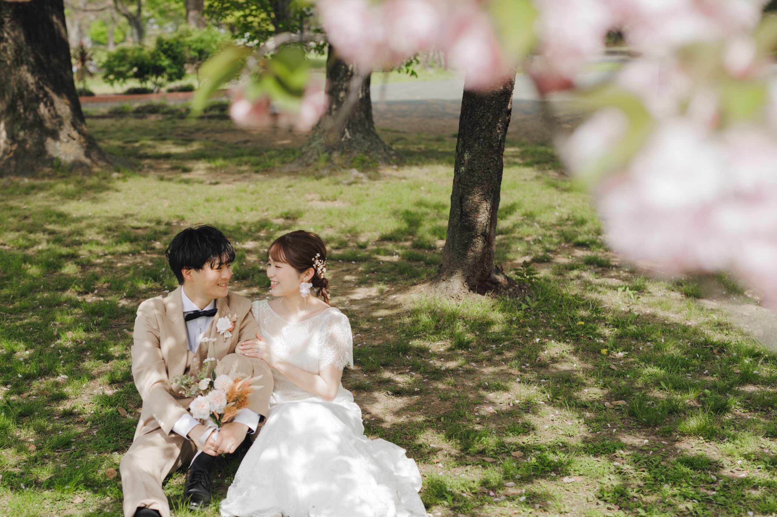 ブーケに手を添える花嫁の手元