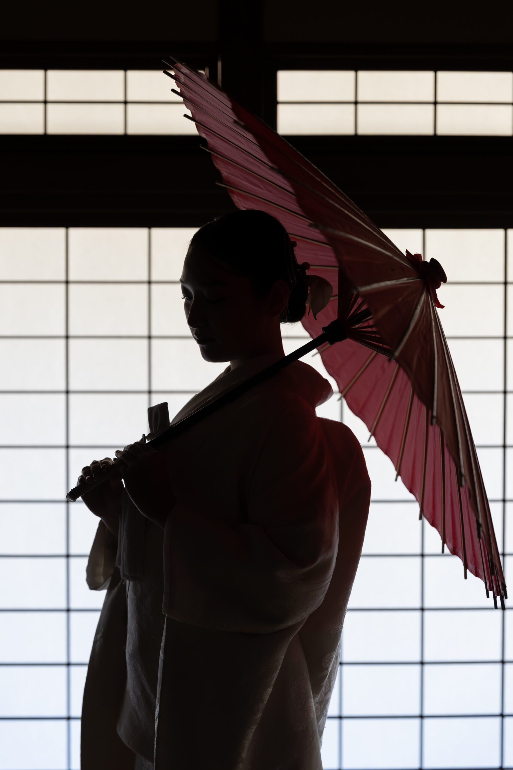 日本庭園を背景にした色打掛の和装前撮り写真