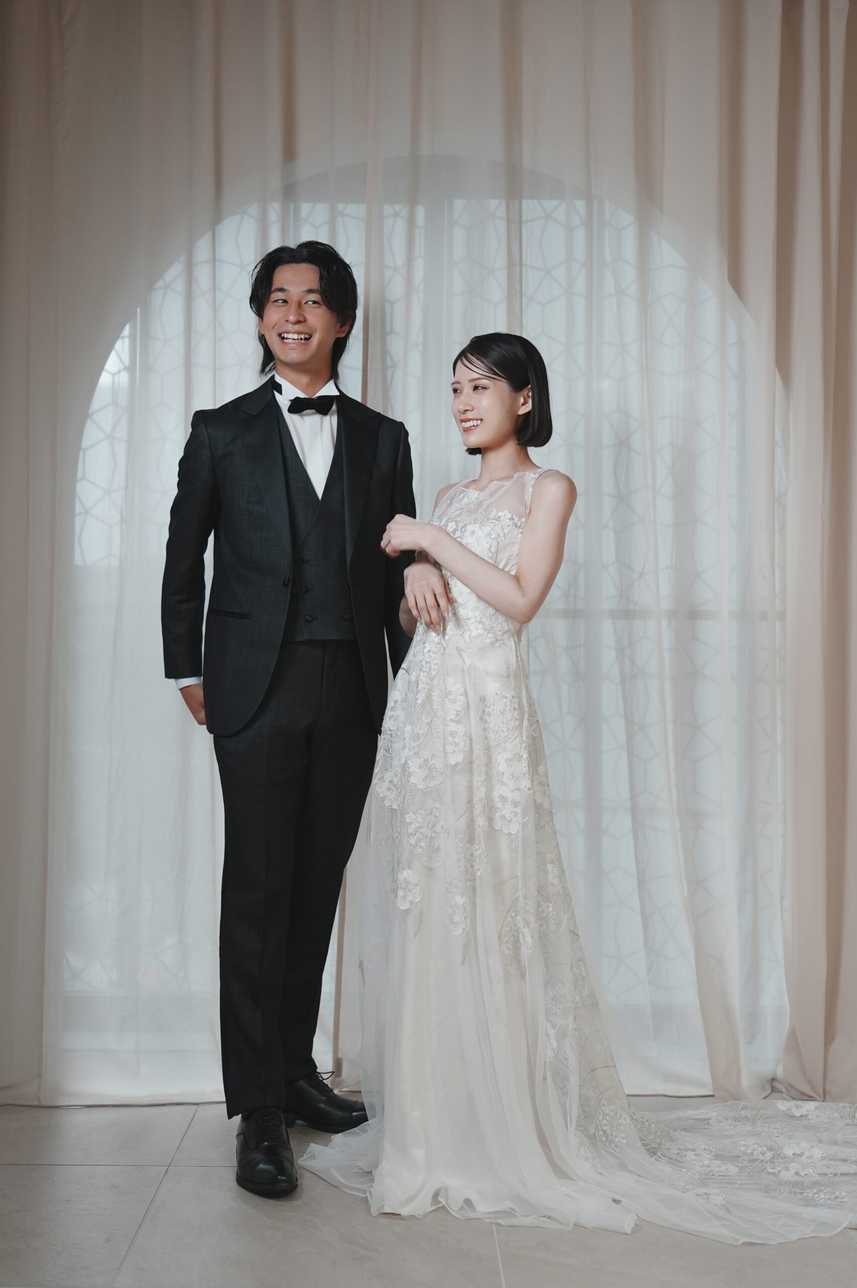 フォトウェディングで自然な笑顔を見せる新郎新婦