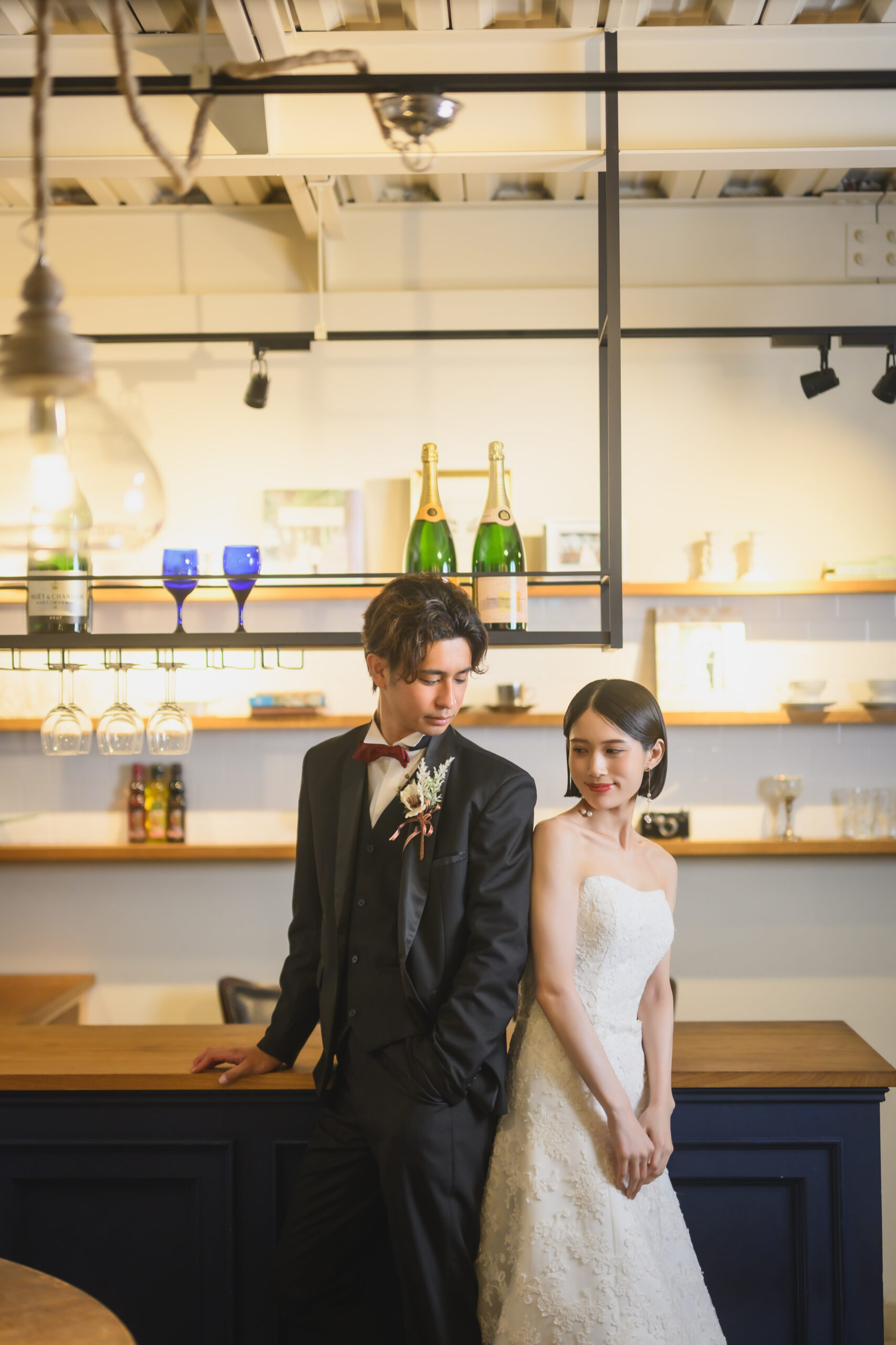スタジオでポートレート撮影をする新郎新婦