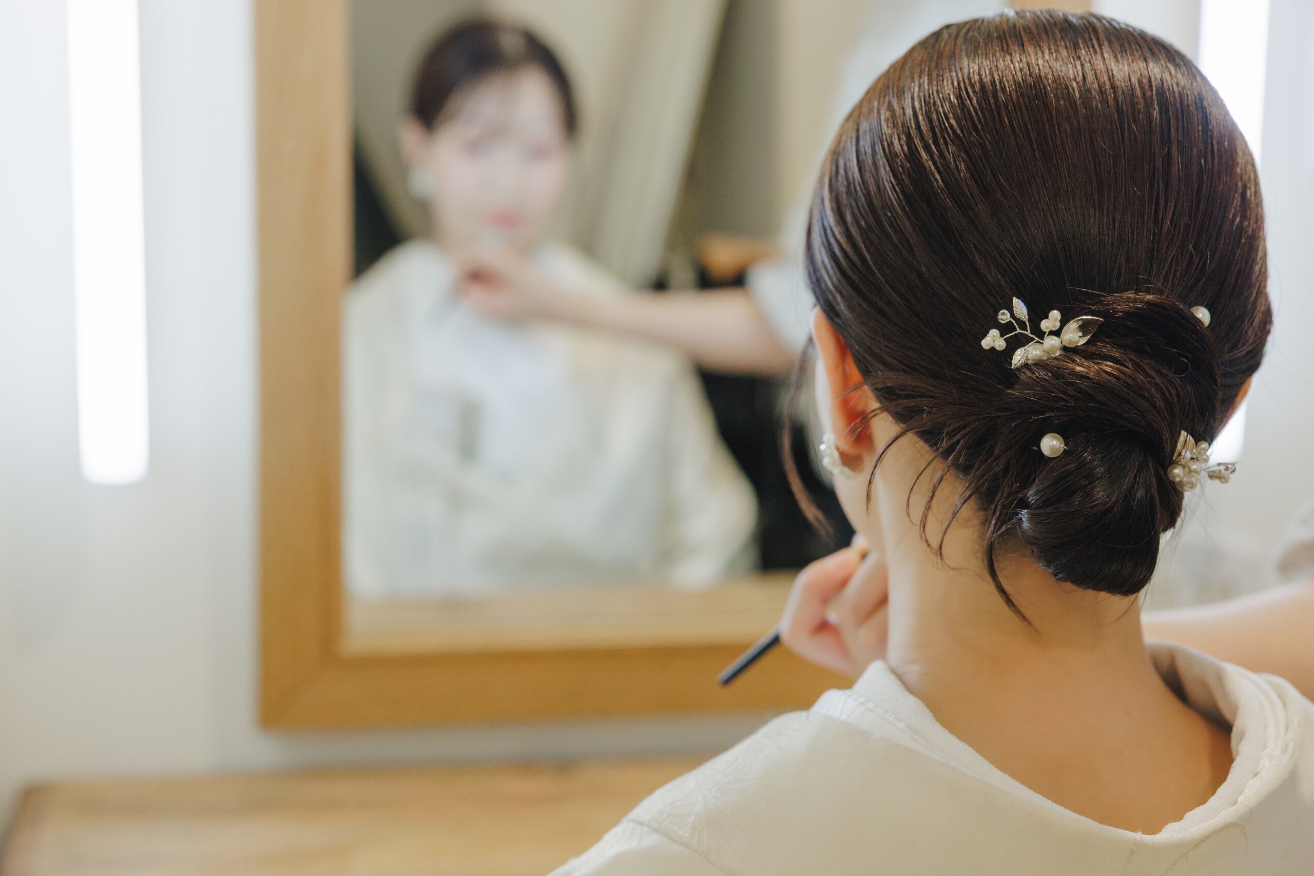 美容院でヘアスタイルを整えるプレ花嫁