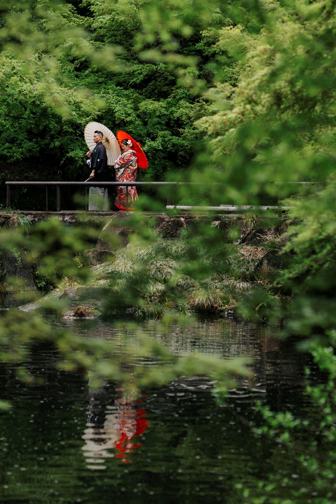 白鳥庭園で和装撮影をする新郎新婦