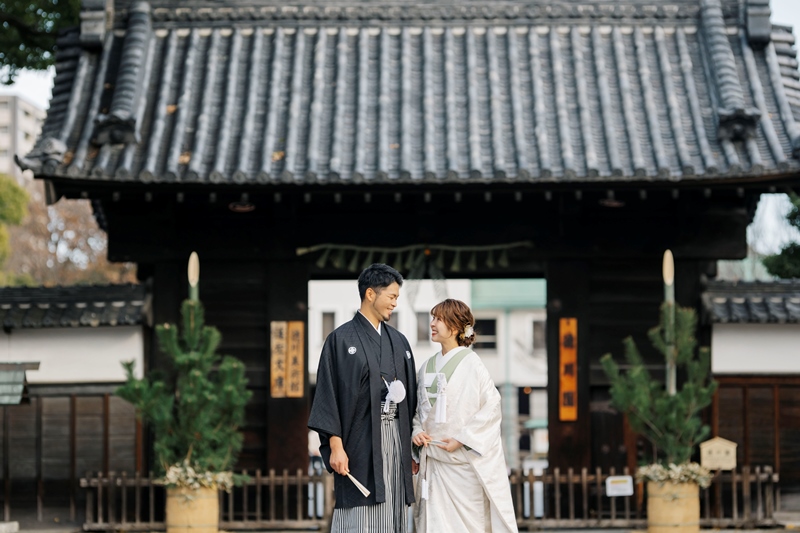 白鳥庭園で和装撮影をする新郎新婦