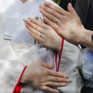 白無垢の胸元に重ねた新郎新婦の手と結婚指輪のアップ。和装前撮りの指輪のクローズアップ
