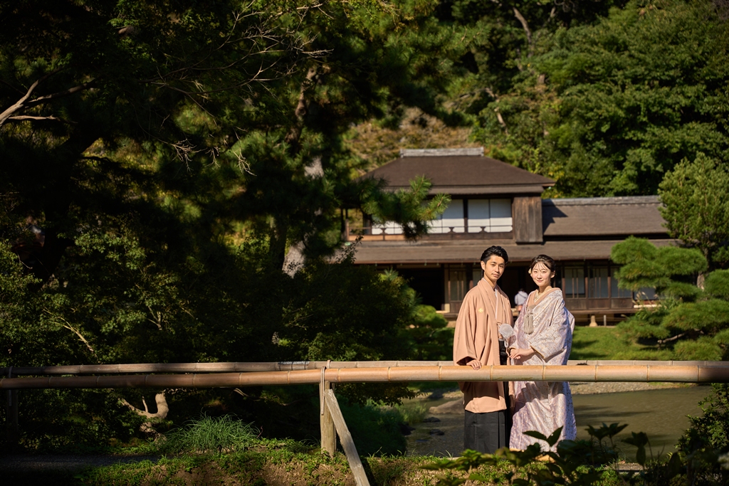 旧居留地交差点を渡る新郎新婦、ウェディングフォトの撮影カット