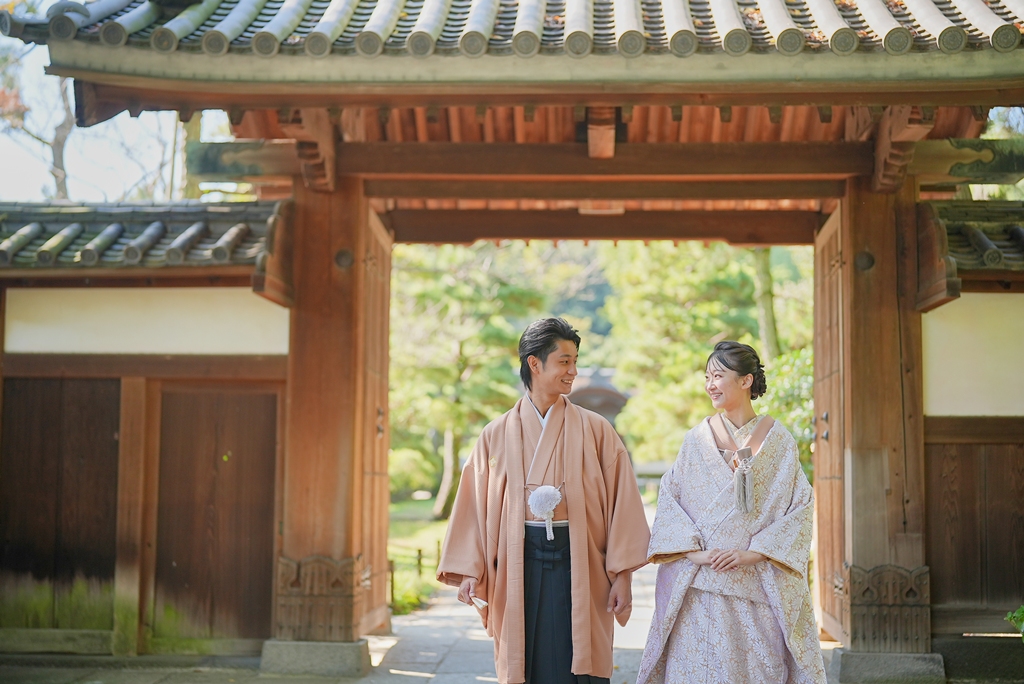 荘厳な門との一枚、結婚写真として人気の一枚