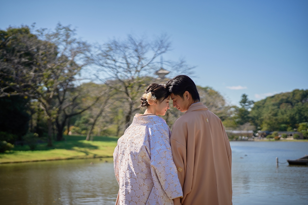 池を背景にした撮影、ウェディングフォトの撮影カット