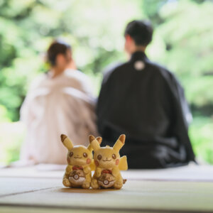 縁側に並んで座る新郎新婦の後ろ姿をぼかし、手前にぬいぐるみを置いた一枚。日本家屋で撮る和装前撮りの遊び心のあるカット
