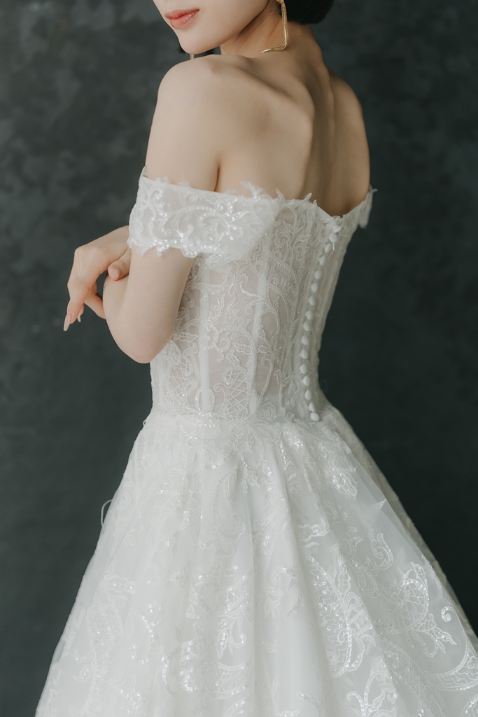 背中の見えるドレスを着たプレ花嫁の後ろ姿