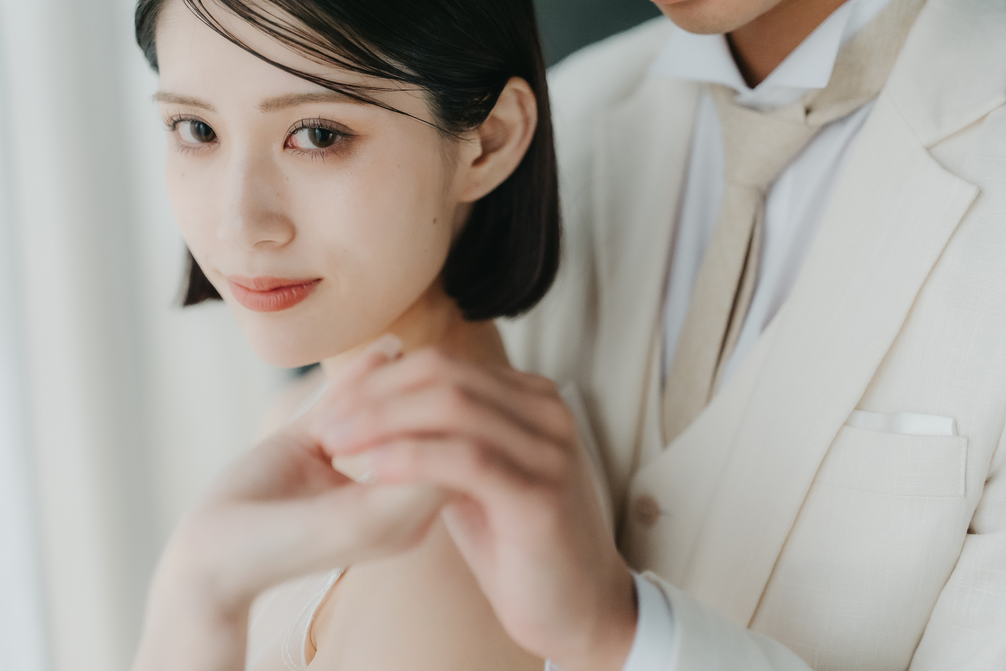 眉毛とまつ毛が整った目元のアップ写真