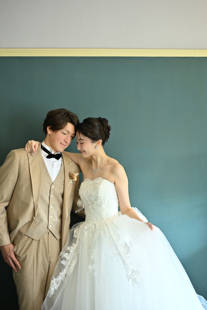 ブルー背景での撮影、結婚写真として人気の一枚